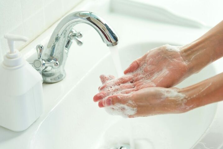 Solucanları önlemek için elleri sabunla yıkamak