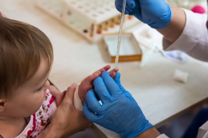 Kan testi kullanılarak bir çocukta helmintiazis tanısı